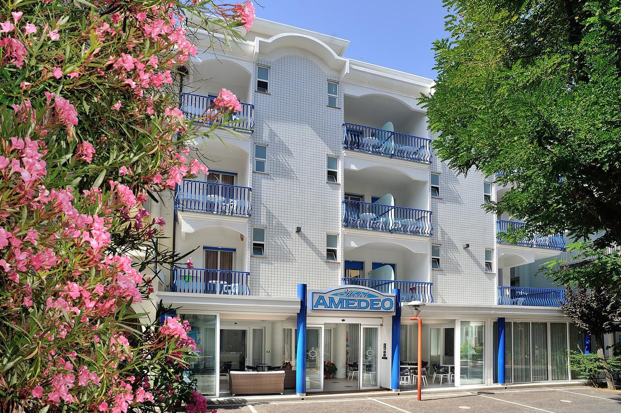 Hotel Amedeo Misano Adriatico Bagian luar foto