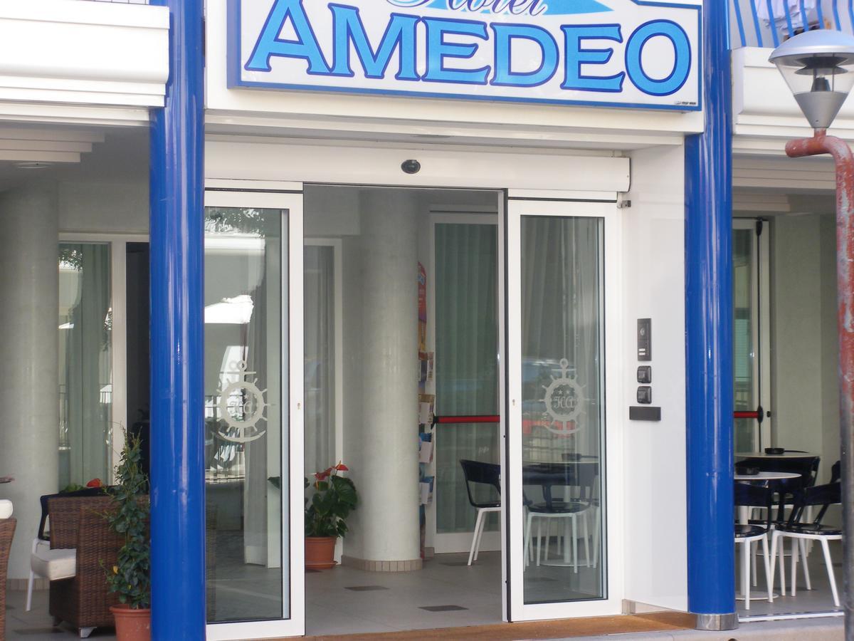Hotel Amedeo Misano Adriatico Bagian luar foto